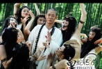 ????一群美麗、魅惑的狐妖把法海圍在中間，獻媚、挑逗無一不精，而法海緊閉雙眼、大念佛經(jīng)，想必內(nèi)心是翻江倒海；而這美艷之下，更暗藏兇險殺機，扣人心弦。