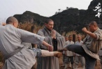 ????在少林寺內(nèi)，劉德華苦練武功，從兇狠殘暴的軍閥侯杰到與人為善，完成“從魔到佛”的轉(zhuǎn)變。