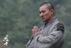 ????在少林寺內(nèi)，劉德華苦練武功，從兇狠殘暴的軍閥侯杰到與人為善，完成“從魔到佛”的轉(zhuǎn)變。