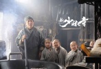 ????煮飯僧的成龍也與小朋友打成一片，變身成“孩子王”。