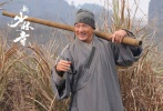 ????成龍在《新少林寺》中飾演煮飯僧，一副“大智若愚”的樣子。