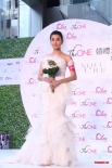 蒙嘉慧黑婚纱内衬白婚纱 眼角现鱼尾纹老态尽显