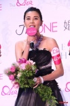 蒙嘉慧黑婚纱内衬白婚纱 眼角现鱼尾纹老态尽显