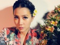 阿朵花色写真惊艳 被鲜花簇拥大展复古文艺范儿