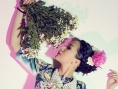 阿朵花色写真惊艳 被鲜花簇拥大展复古文艺范儿