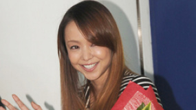 安室奈美惠抵港引混亂 機場大方任拍盡顯親民本色