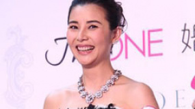 蒙嘉慧披黑婚紗否認(rèn)鄭伊健將求婚 抱怨男友驚喜少
