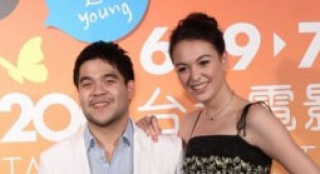 张榕容出席《逆光飞翔》首映 盲人钢琴家演戏上瘾