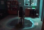 ???貞子表示壓力很大：水中鬼手這種橋段可是老娘的專利，老娘才是被淹死的鬼?。▓D為美版）