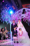 賈乃亮跪地吻李小璐玉足 婚禮現(xiàn)場承認即將當爸爸