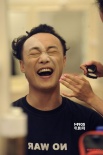 陈奕迅拍新歌MV 80年代重口味妆容夸张咧嘴狂笑