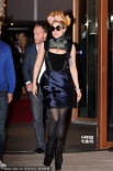 Lady GaGa踩恨天高半裸上身 胸前镂空黑丝诱惑