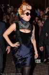 Lady GaGa踩恨天高半裸上身 胸前鏤空黑絲誘惑