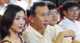 《甲午大海戰(zhàn)》重慶首映 馮小寧意外受妻子一鞠躬