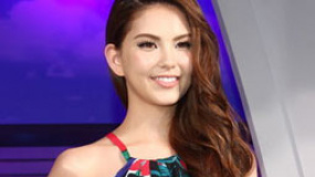 昆凌盼与周杰伦海边度假 不穿比基尼冲浪怕磨伤