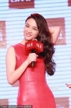汤唯着红裙代言女神范儿十足 手舞足蹈古灵精怪