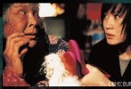 善彩的人生不過(guò)是她刻意經(jīng)營(yíng)的假像，這假像又因一雙被她偶然拾于地鐵的被詛咒的粉紅色高跟鞋更加撲朔迷離：學(xué)跳芭蕾的太秀也被高跟鞋深深吸引，母女爭(zhēng)鞋時(shí)幾乎成敵人；仁哲真心待她，卻從沒(méi)注意到兩人溫存時(shí)她那可怕的眼神。善彩已將高跟鞋視作她所執(zhí)導(dǎo)、參演的人生大戲的一個(gè)重要道具。而最驚心動(dòng)魄的場(chǎng)面，