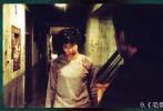 尹宗燦導(dǎo)演2001年執(zhí)導(dǎo)的《毛骨悚然》雖然沒(méi)有殘酷的殺戮和可怕的鬼魂，卻用陰風(fēng)慘慘的公寓房間作為背景，刺激著觀眾的神經(jīng)?？恳粜Э扣翱繗夥盏臓I(yíng)造陣陣陰氣，看不到的鬼魅（即如心中有鬼？）才最懾人心寒。特別是后半部有5分25秒的高潮戲長(zhǎng)鏡頭，展現(xiàn)了人物漸漸崩潰的過(guò)程，也揭開(kāi)了可怕公寓的秘密。