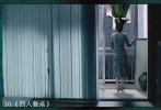 如果和跳樓自殺的人，正好對(duì)上眼，會(huì)怎么樣呢？那應(yīng)該比噩夢(mèng)更可怕吧。《四人餐桌》中的正妍（全智賢 飾）就經(jīng)歷了這樣的場(chǎng)面，而且還用慢鏡頭，一點(diǎn)一點(diǎn)的墜落，那么鮮明又震撼。此后，正妍也陷入了無(wú)盡的苦痛中……