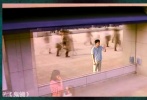 韓國(guó)的恐怖電影往往在結(jié)尾有一個(gè)反轉(zhuǎn)讓觀眾恍然大悟，然而，《鬼鏡》卻沒(méi)有給出一個(gè)明白的結(jié)尾，而是拋出一個(gè)倫理命題，甚至讓觀眾更覺(jué)得云里霧里。鏡子里如實(shí)的反映出影像，卻又是相反的方向。到底鏡子里外的世界，哪個(gè)更為真實(shí)？最終主人公選擇的世界，到底是鏡子里的還是鏡子外的，都成為讓觀眾頭痛的難題。