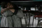 《突然某一天之D-day》好像是《考死》和《女高怪談》系列的結(jié)合體，在軍事化管理的監(jiān)督下，壓抑艱苦的復(fù)讀之路，有著密室一樣恐怖氛圍的寄宿學(xué)校，仿佛人間地獄。當(dāng)孩子躲在教室桌子底下，誰(shuí)曾想突然就有鬼會(huì)滿臉血地探頭下來(lái)質(zhì)問(wèn)，“自習(xí)時(shí)間你在這里干嘛呢？”