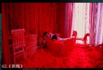 樸基亨導(dǎo)演2003年執(zhí)導(dǎo)的《刺槐》也許還稱(chēng)不上是恐怖片的杰作，但卻能讓人感受到細(xì)膩的“做工”。比起恐怖片常用的殘忍血腥，導(dǎo)演更擅長(zhǎng)將不祥的氣氛和令人印象深刻的畫(huà)面?zhèn)鬟_(dá)給觀眾。其中，被領(lǐng)養(yǎng)少年的房間里全是纏繞的紅線，讓人起一身雞皮疙瘩。
