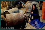 陰森半朽的老宅子里，一個(gè)十多歲男孩尸體吊在半空中，依附的燈因不堪重負(fù)一起墮落到地上。而在地下室里，掛滿了好似刑具一樣的繩索和貼臉。黃正民在驚嚇中，順手用車(chē)鑰匙刺入柳善的眼睛，可怕的是柳善卻若無(wú)其事的慢慢把鑰匙拔出來(lái)，讓人更是害怕。