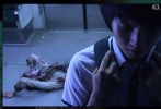 2010年夏天上映的《鬼》由四位青年導(dǎo)演執(zhí)導(dǎo)的小故事組成。其中第三個(gè)故事《鬼少年》講述的是能看到鬼的少年的故事。少年在地鐵上遇到的女鬼，是躺在地上倒著前進(jìn)，乍一出現(xiàn)時(shí)讓人嚇了一跳。這也應(yīng)該算是韓國(guó)恐怖電影里登場(chǎng)的所有女鬼中，最具“個(gè)性”的一位了吧。