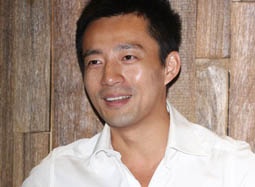 大S老公汪小菲澄清欠薪风波 上衣绷开意外吸睛