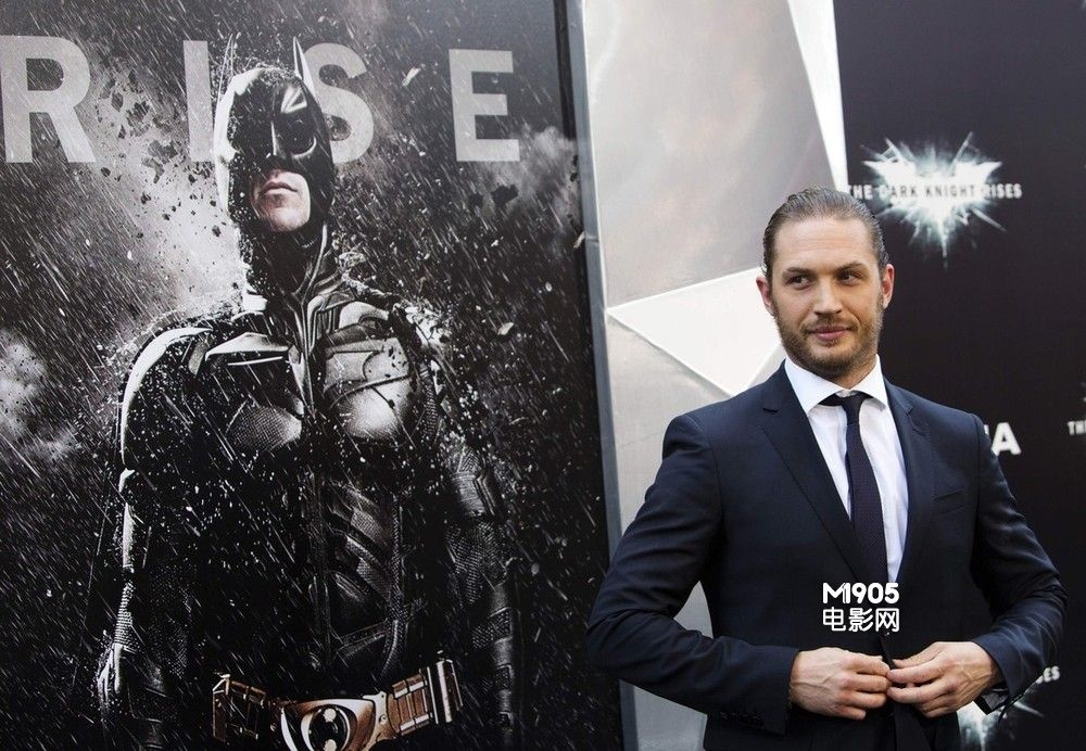 "蝙蝠侠"全球首映 贝尔迷人海瑟薇大秀八字奶