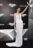 “蝙蝠侠”全球首映 贝尔迷人海瑟薇大秀八字奶