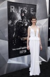 “蝙蝠侠”全球首映 贝尔迷人海瑟薇大秀八字奶