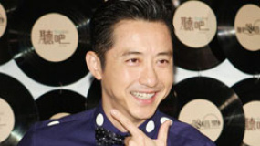 庾澄庆笑称玩音乐为把妹 自曝年少时溜冰挂彩糗事