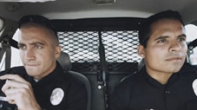 《警戒結(jié)束》中文片段 吉倫哈爾上演搞笑模仿秀