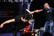 《街頭之王》召開發(fā)布會 導(dǎo)演現(xiàn)場凌空踢碎石碑