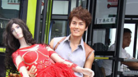 吴克群“护花”夜店烂醉女 自曝酒量差被美女倒贴