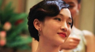 《聽風(fēng)者》發(fā)最新劇照 周迅挑戰(zhàn)雙面角色險崩潰
