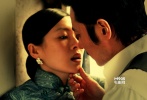???《危險關(guān)系》是《八月照相館》的韓國導(dǎo)演許秦豪的最新作品，《金陵十三釵》編劇嚴歌苓操刀劇本，章子怡、張東健、張柏芝聯(lián)袂主演。電影以上世紀(jì)30年代的老上海為背景，講述上流社會男女間的愛恨情仇。三位巨星中，章子怡以2000萬片酬再破華語女星片酬紀(jì)錄，劇照上的旗袍造型頗具風(fēng)情，似乎與張東健產(chǎn)生了不悅的糾葛。而另一方面，張東健與張柏芝卻激情相擁，張柏芝臉上洋溢著幸福的微笑。電影將于今年9月27日在內(nèi)地上映。