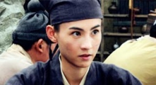 《河?xùn)|獅吼2》發(fā)海報(bào) 張柏芝女扮男裝軍營(yíng)遭圍攻