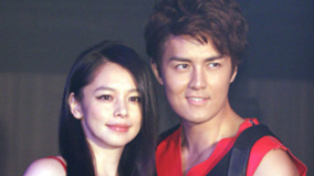 吴克群疑戏假情真 十指紧扣称徐若瑄“我的女人”