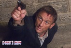 007是英國(guó)商業(yè)電影的象征。詹姆斯·邦德在2005年，在“皇家賭場(chǎng)”中取代皮爾斯·布魯斯南成為新一任007。長(zhǎng)相粗獷、眼神銳利的猛男克雷格賦予了以往的007所沒(méi)有的特質(zhì)：壯碩肌肉、強(qiáng)悍身手，儒雅風(fēng)流變身性感野獸。