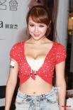 鐘采羲裹胸裝上陣秀爆乳 林宜芝白裙露溝不示弱
