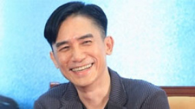 梁朝偉難得活潑變“話癆” 否認戴花鏡調侃劉嘉玲