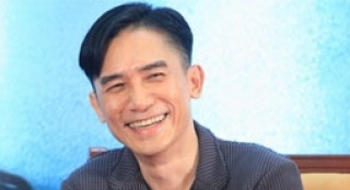 梁朝偉難得活潑變“話癆” 否認戴花鏡調(diào)侃劉嘉玲