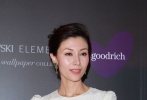 李嘉欣當(dāng)日以白色連身裙現(xiàn)身，且以露背裝出場大秀美背，成為全場最耀眼的嘉賓。