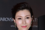 李嘉欣當(dāng)日以白色連身裙現(xiàn)身，且以露背裝出場大秀美背，成為全場最耀眼的嘉賓。