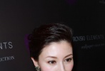 李嘉欣當(dāng)日以白色連身裙現(xiàn)身，且以露背裝出場大秀美背，成為全場最耀眼的嘉賓。