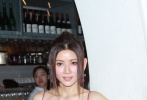 陳霽平則以紫色小禮服閃亮登場，亦十分亮眼。