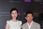李嘉欣當(dāng)日以白色連身裙現(xiàn)身，且以露背裝出場大秀美背，成為全場最耀眼的嘉賓。