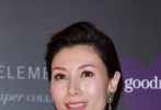 李嘉欣當(dāng)日以白色連身裙現(xiàn)身，且以露背裝出場大秀美背，成為全場最耀眼的嘉賓。
